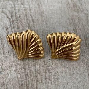 Vintage Monet fan shell earrings shiny 80s gold tone chunky clip on classic